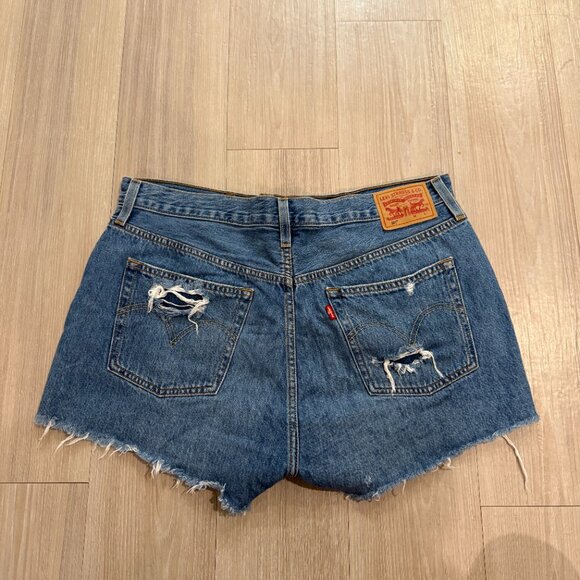 Levi's Women's 501 Original High-Rise Cut Off Distressed Jean Shorts Size 33 - Picture 2 of 4
